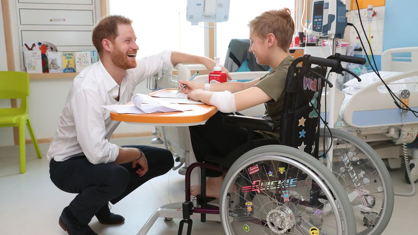 Prinz Harry mit einem Patienten des Kinderkrankenhauses in Sheffield