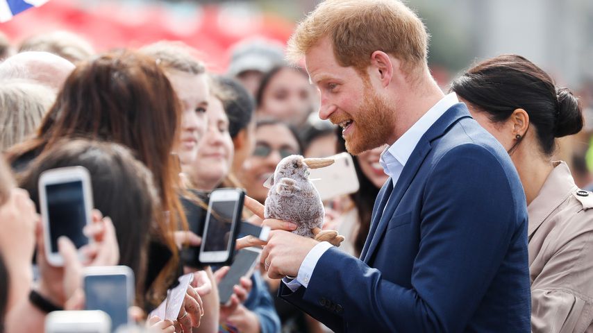 Gleiches Schicksal: Prinz Harry tröstet einen kleinen Jungen
