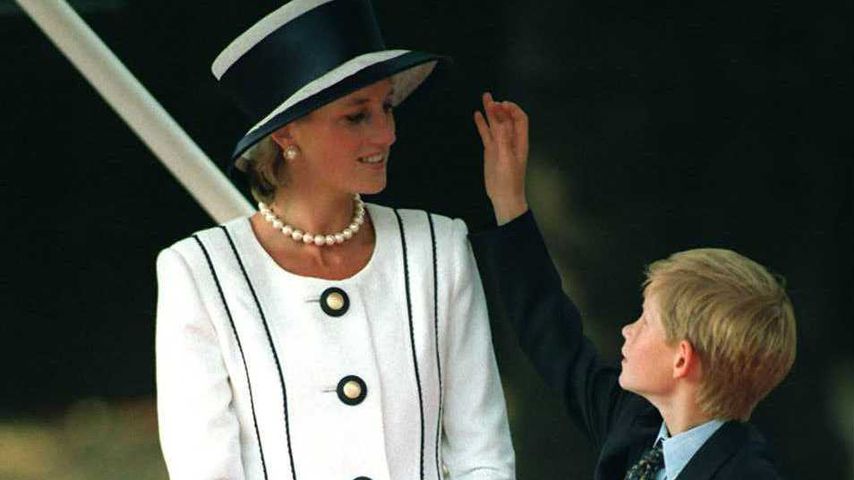 Prinzessin Diana und ihr Sohn Harry in London im August 1995