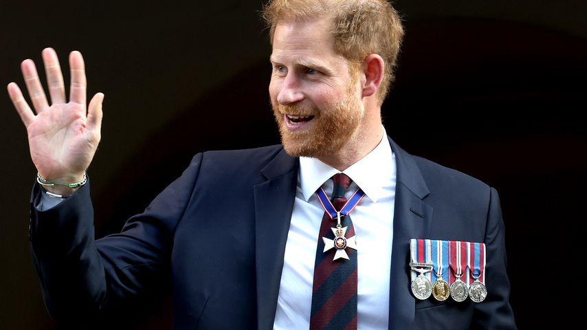 Prinz Harry zeigt bei Gottesdienst seine royalen Abzeichen