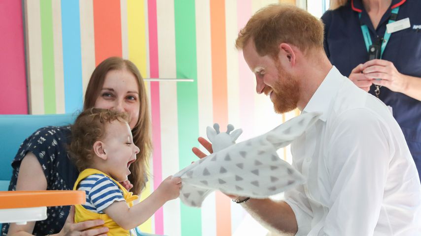Prinz Harry (r.) bei einem Besuch im Kinderkrankenhaus von Sheffield