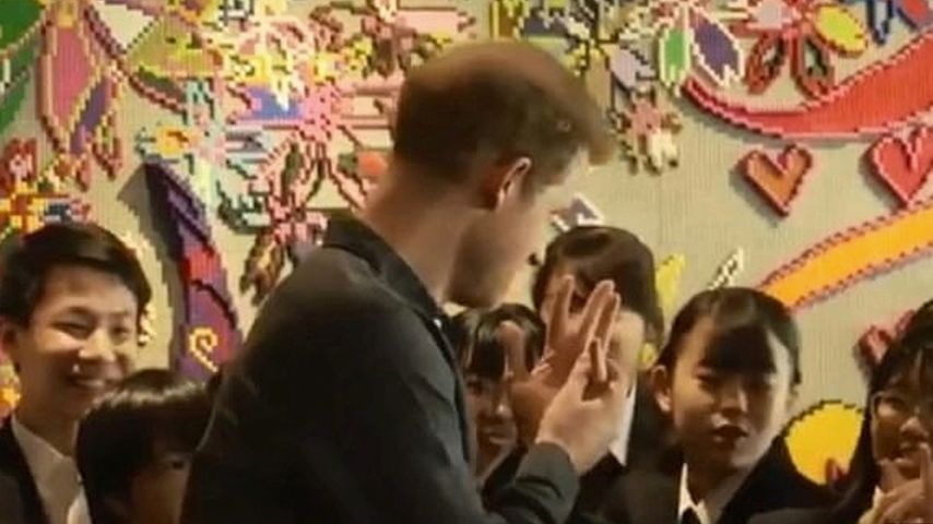 Prinz Harry in einer japanischen Schule