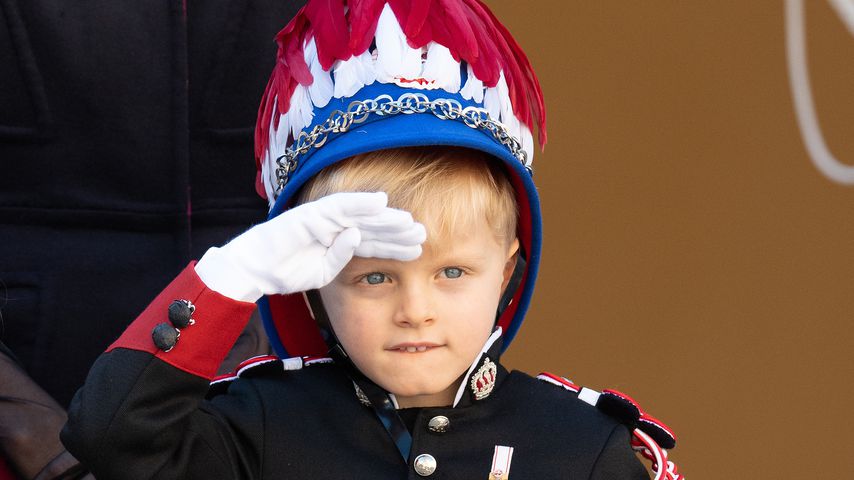 Wie ein Großer: Prinz Jacques (5) salutiert in Garde-Uniform