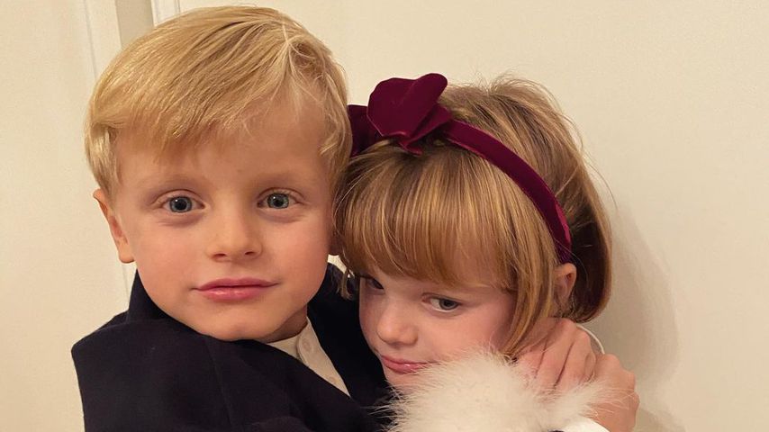 Wie süß! Monaco-Twins posieren in eleganter Abend-Garderobe