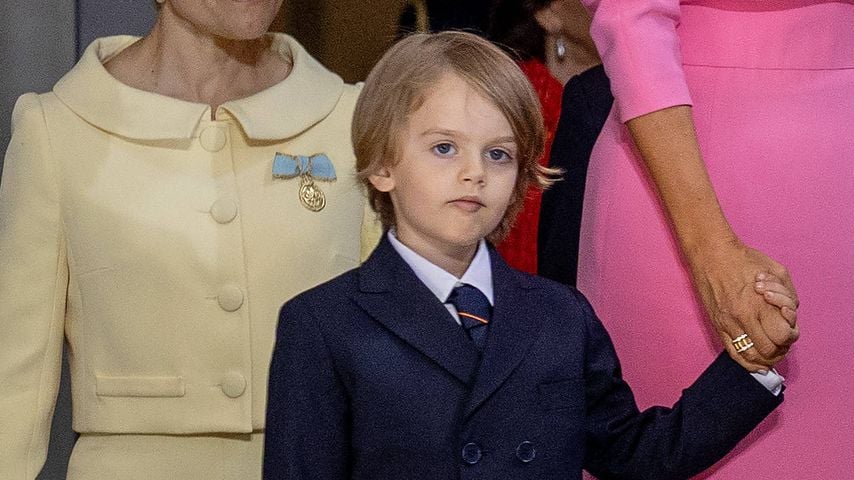Prinz Julian mit blauem Armverband beim Foto der Royals