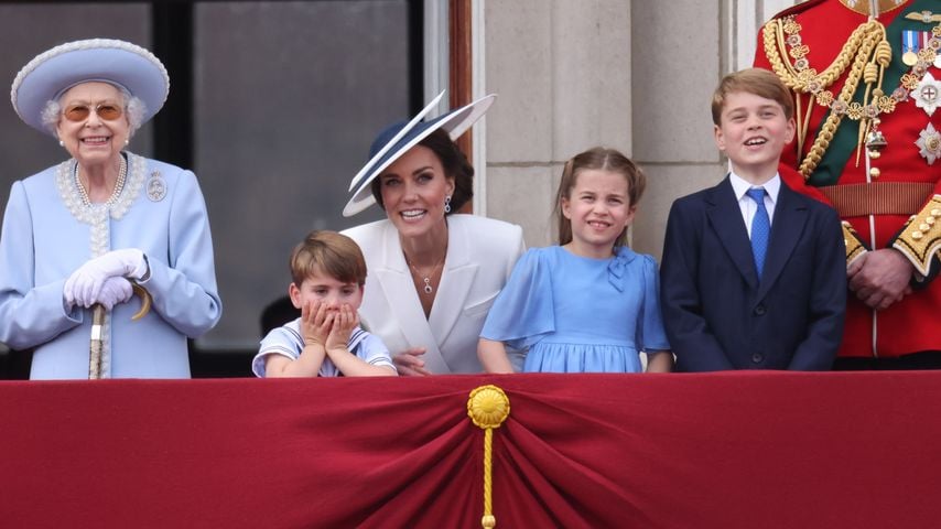 Die Queen, Herzogin Kate, Prinz Louis, Prinzessin Charlotte und Prinz George im Mai 2022