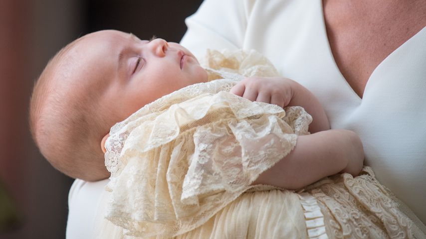 Erste Fotos: So süß schlief Prinz Louis bei seiner Taufe!