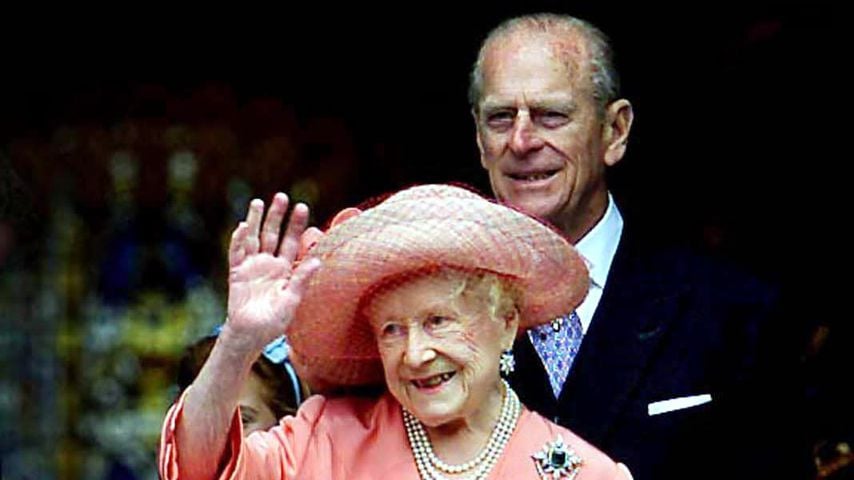 Prinz Philip mit seiner Schwiegermutter Elizabeth, Juli 2000