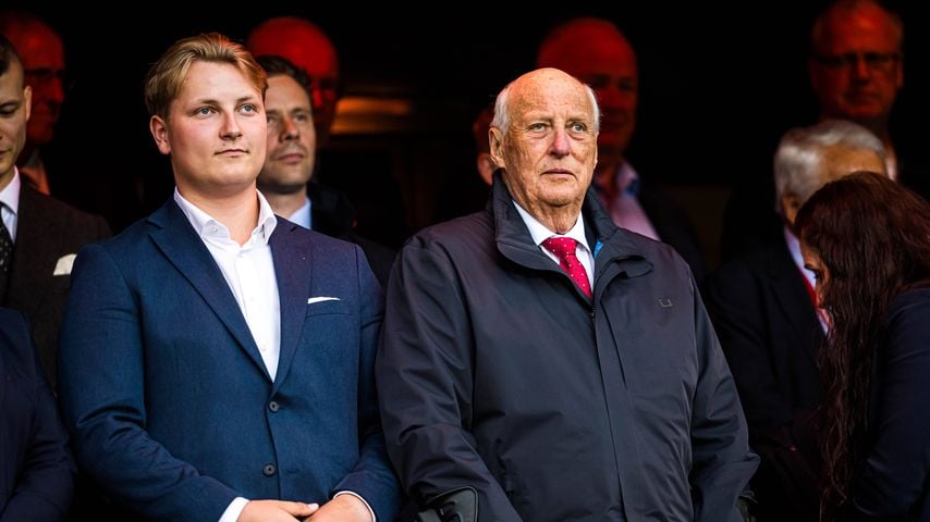 Prinz Sverre Magnus und König Harald V vor dem WM-Qualifikationsspiel Norwegen gegen Italien in Oslo