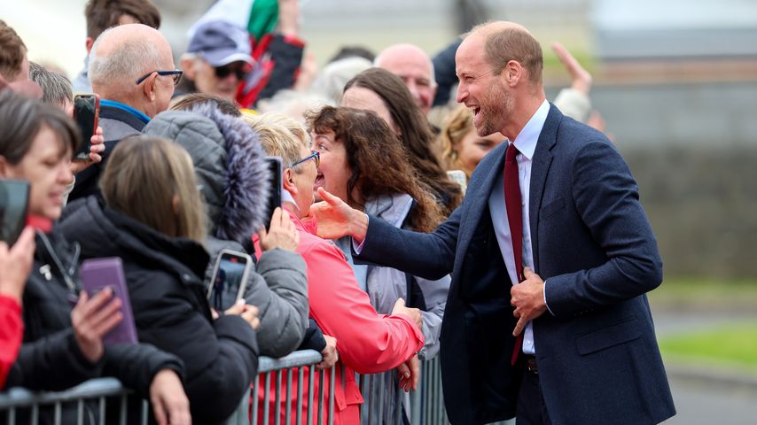Prinz William mit Fans in Wales