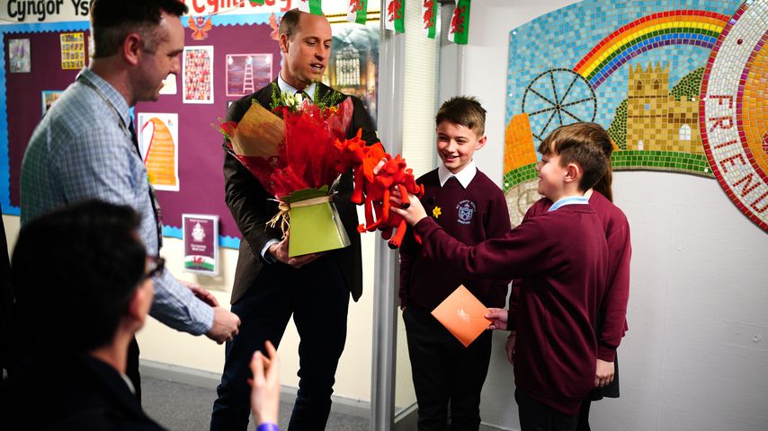 Süß! Schulkinder übergeben Prinz William Geschenke für Kate