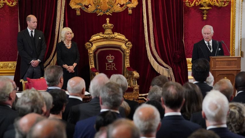 Prinz William, die Königsgemahlin Camilla und König Charles III.