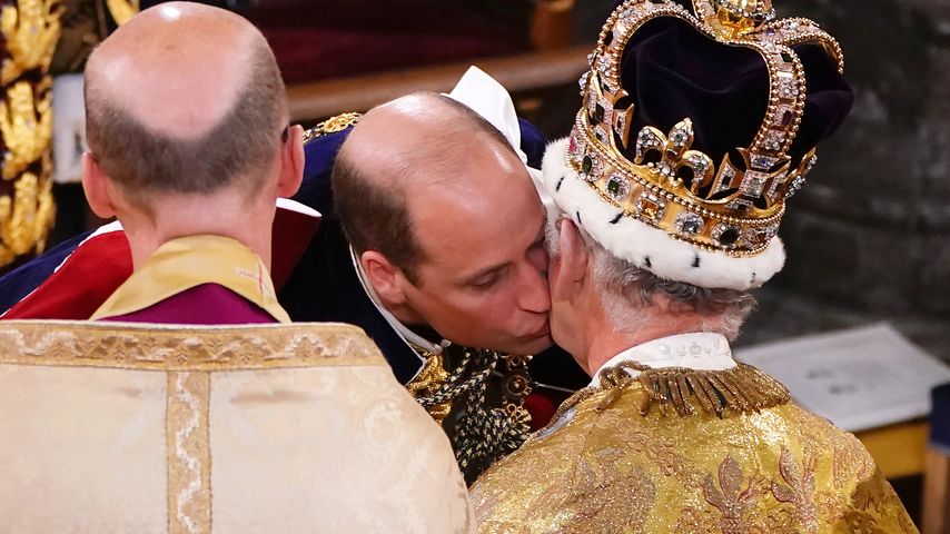 Süßer Moment: Prinz William gibt Papa Charles einen Kuss!