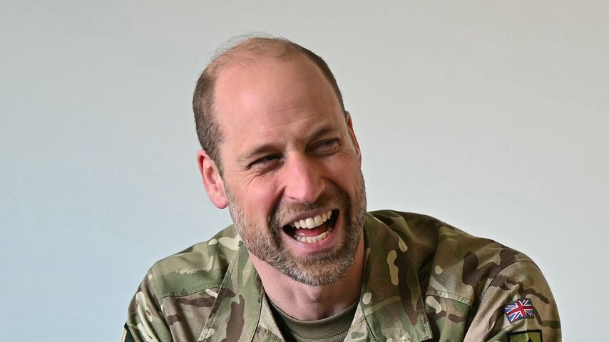 Prinz William lacht beim Besuch des 1st Battalion Mercian Regiment in Bulford, Wiltshire