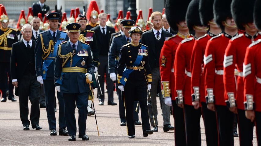 Prinz William, König Charles III., Prinzessin Anne und Prinz Harry bei der Prozession durch London