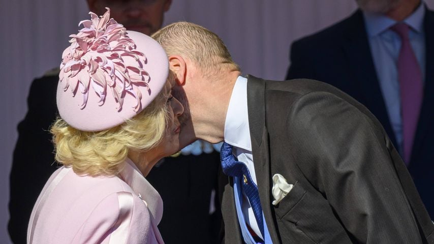 Prinz William begrüßt Königin Camilla auf Schloss Windsor