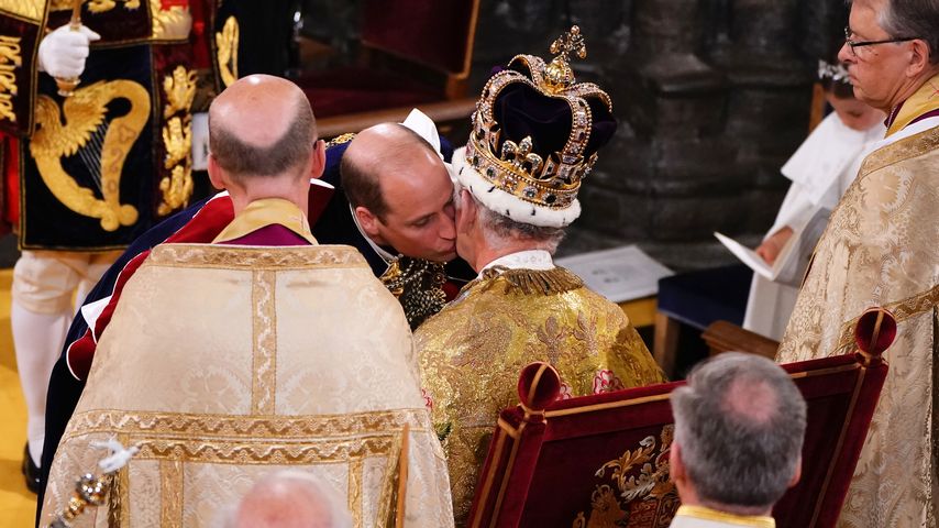 Prinz William küsst seinen Vater