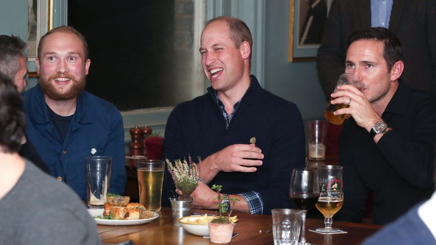 Gut bürgerlich: Prinz William schaut im Pub Fußball!