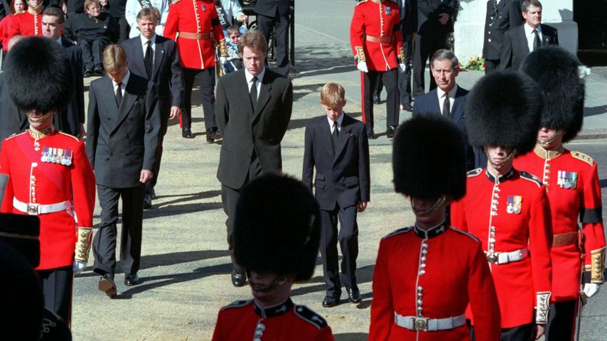 Prinz William, Prinz Harry und Prinz Charles bei Trauerzug für Prinzessin Diana, 1997