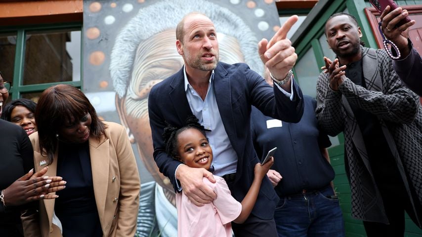 Überraschender Pub-Besuch: Prinz William umarmt einen Fan