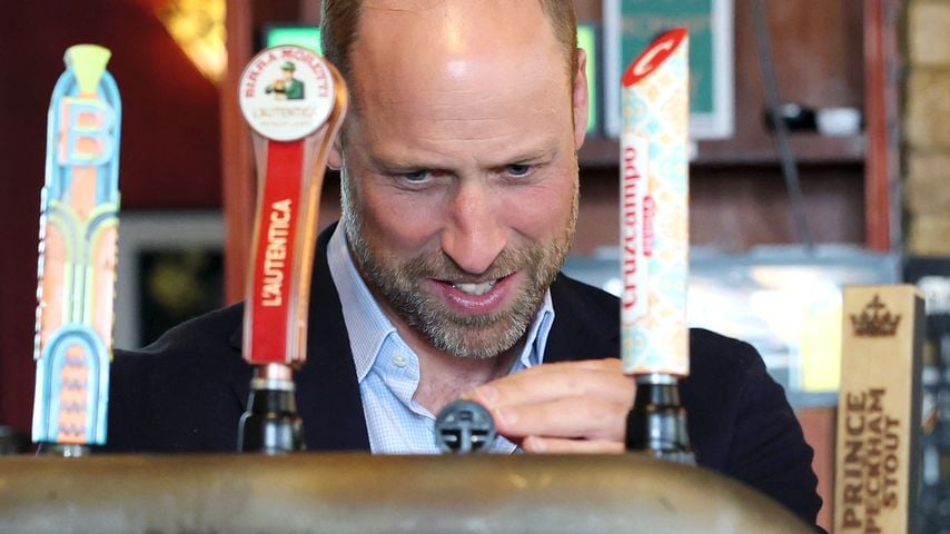 Prinz William zapft ein Bier im The Prince of Peckham Pub in London