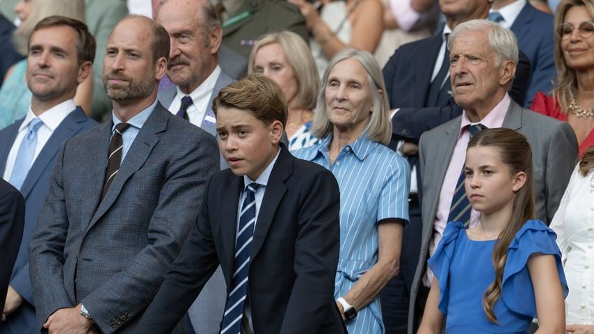Prinz William gemeinsam mit seinen Kindern Prinz George und Prinzessin Charam beim Wimbledon-Finale 2026 im All England Lawn Tennis and Croquet Club,