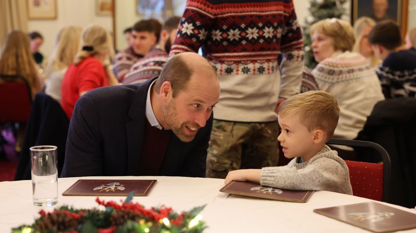 Prinz William verteilt Weihnachtspräsente an Soldaten-Kinder