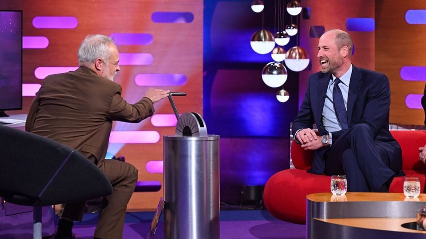 Prinz William lacht im Gespräch mit Graham Norton bei einem Auftritt in dessen BBC-Show