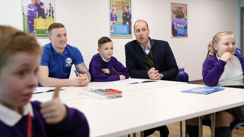 Prinz William spielt Emoji-Bingo mit Schulkindern und Fußballer Jordan Pickford
