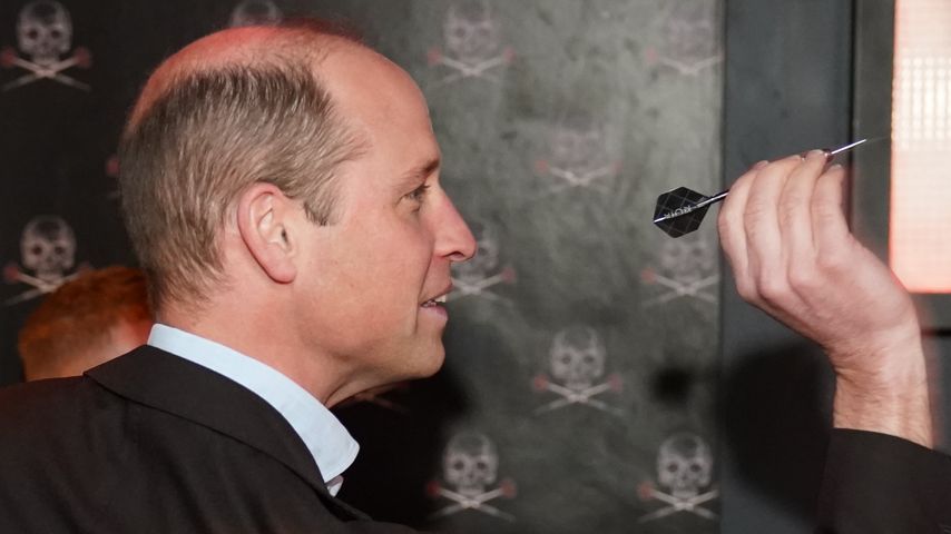 Für Charity: Prinz William spielt Darts mit Schauspielerin