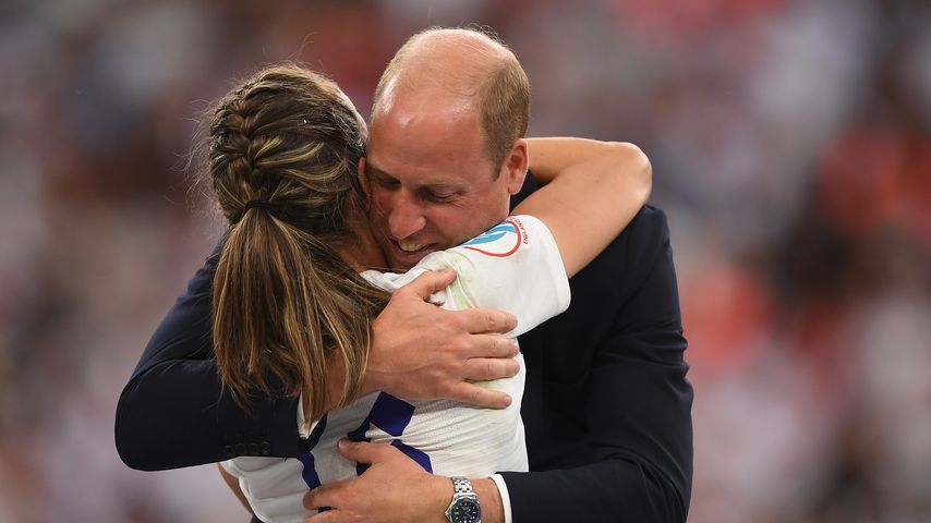 Protokollbruch: Prinz William umarmt Fußballerinnen herzlich