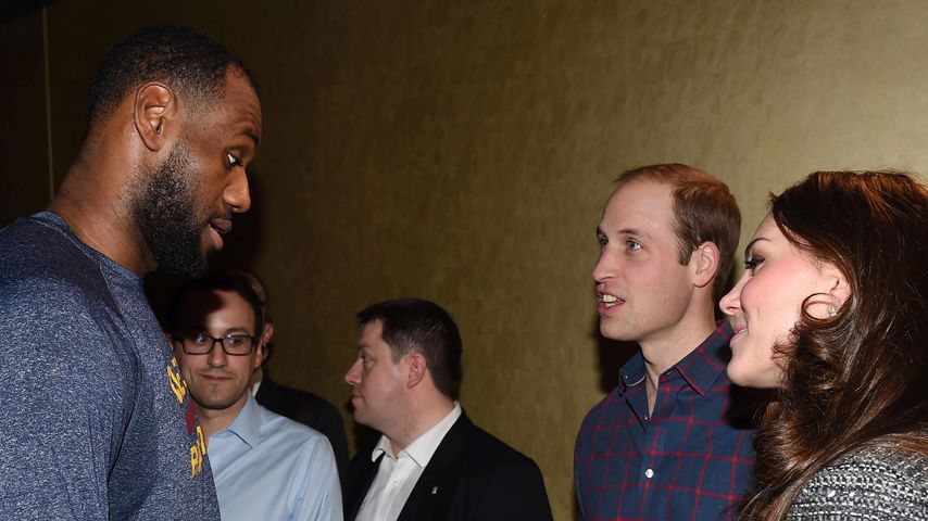 Gegen Etikette verstoßen! LeBron James umarmt Kate