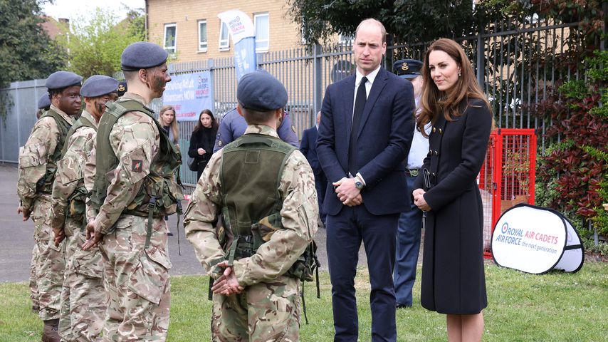 Prinz William und Herzogin Kate im Gespräch mit Kadetten der Royal Air Force