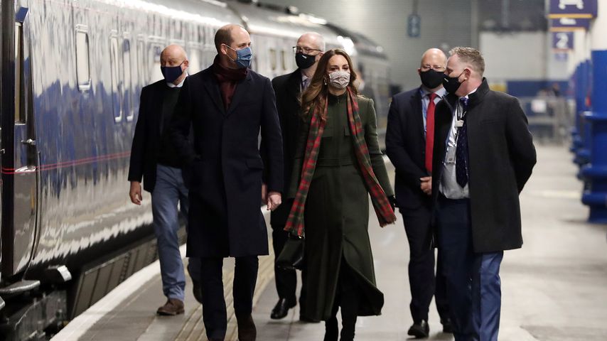 Prinz William und Herzogin Kate an dem Londoner Bahnhof Euston Station