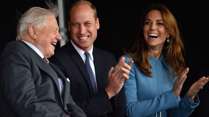 Prinz William und Herzogin Kate mit David Attenborough (l.)