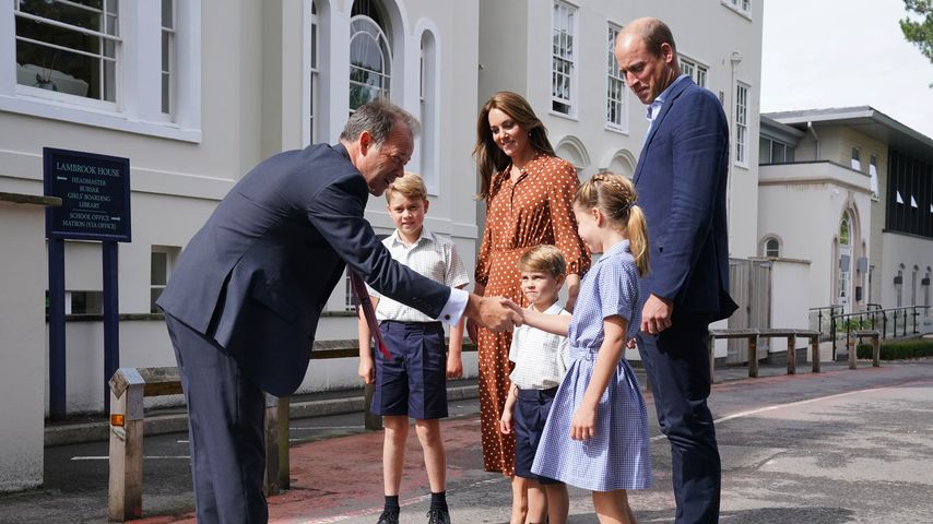 Prinz William und Herzogin Kate begrüßen den Schulleiter mit ihren Kindern