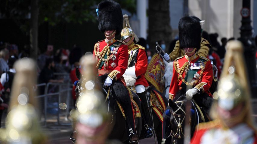 Trooping the Colour: William und Charles elegant auf Pferden