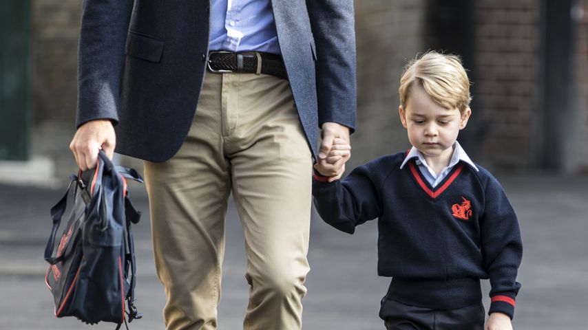 Prinz George an seinem ersten Schultag mit seinem Vater Prinz William, 2017