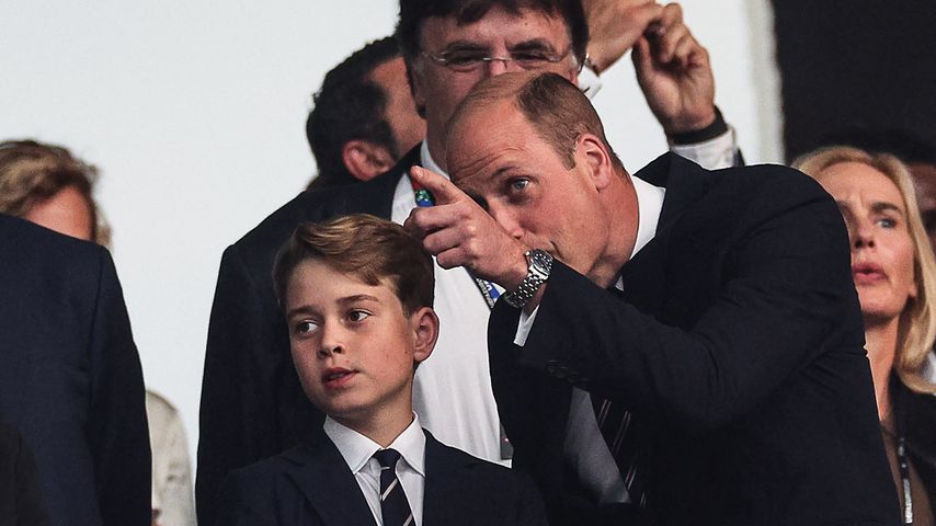 Prinz William erklärt Prinz George das Fußballspiel Spanien gegen England
