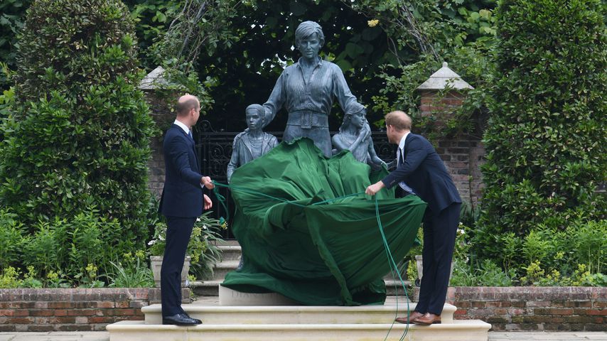 Prinz William und Prinz Harry bei der Enthüllung der Diana-Statue