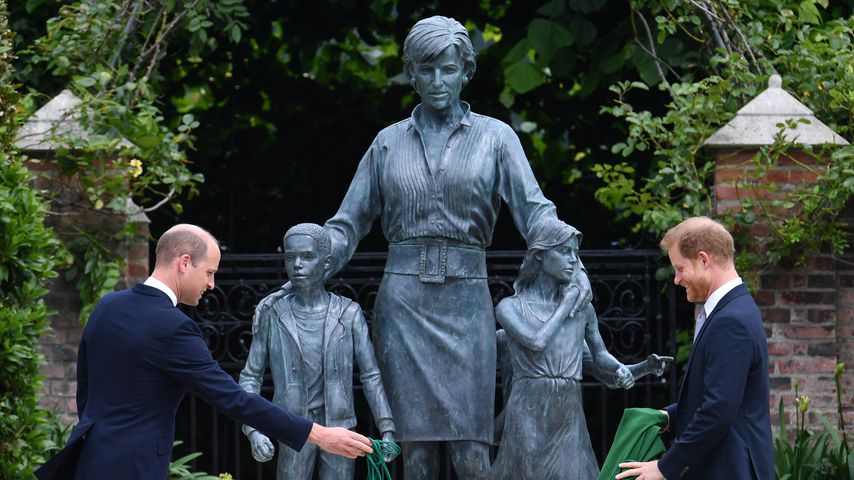 Hier enthüllen William und Harry gemeinsam die Diana-Statue
