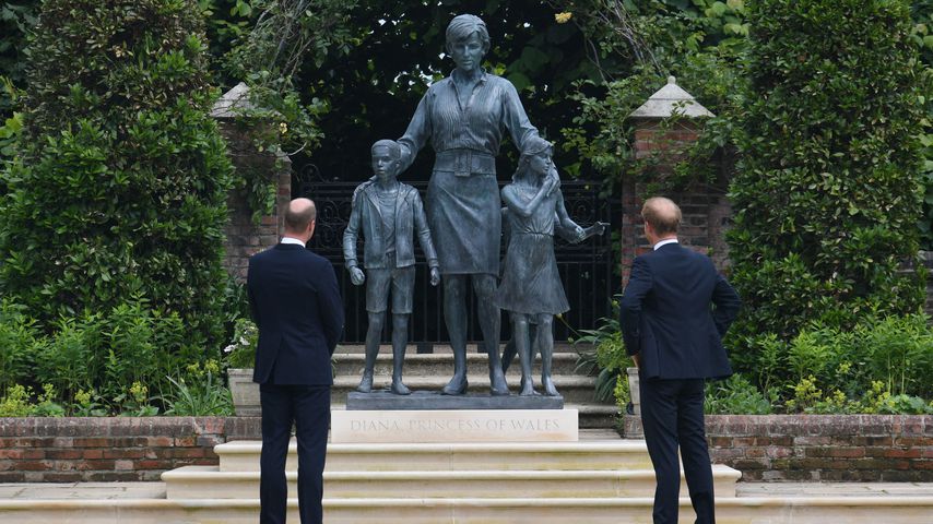 Prinz William und Prinz Harry vor der Diana-Statue