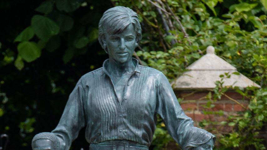 Prinz William und Prinz Harry vor der Diana-Statue