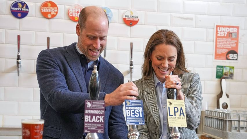 Prost! Prinz William & Kate liefern sich ein Bierzapf-Duell