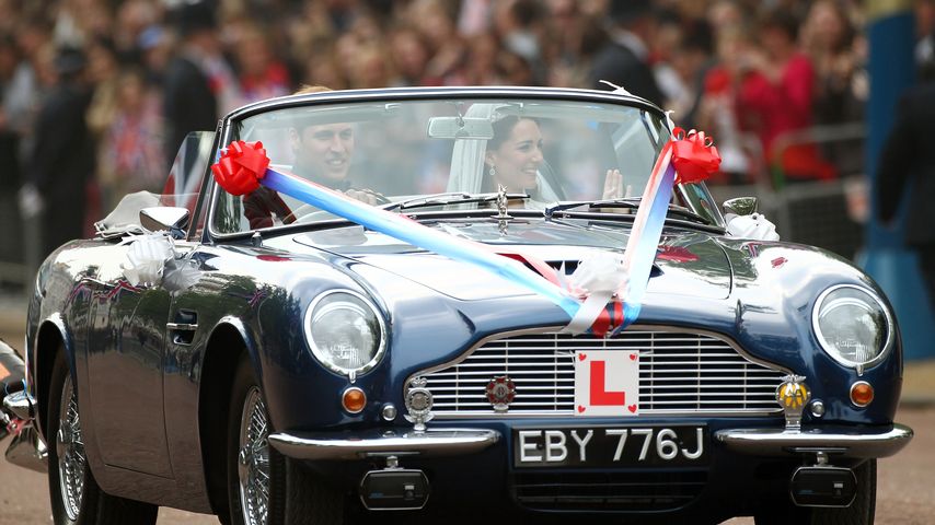 Prinz William und Prinzessin Kate in einem Aston Martin bei ihrer Hochzeit 2011 in London