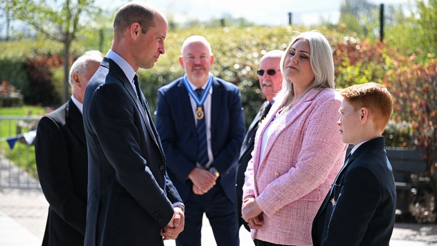 Prinz William mit dem Schüler Freddie Hadley vor der St. Michael's School