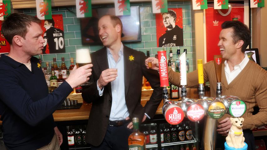 Prinz William lacht über sein "schreckliches" Bierzapfen!