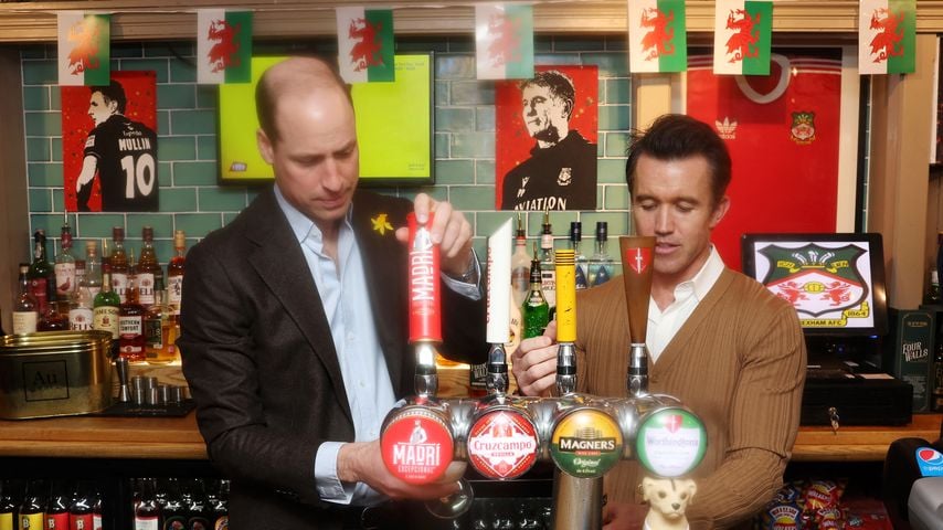 Prinz William und Rob McElhenney beim Bierzapfen