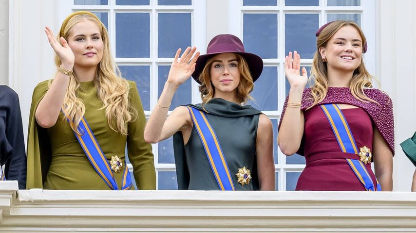 Prinzessin Amalia, Prinzessin Ariane und Prinzessin Alexia grüßen vom Balkon des Paleis Noordeinde am Prinsjesdag in Den Haag