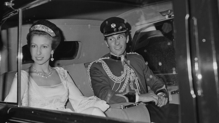 Prinzessin Anne und ihr Ehemann Captain Mark Phillips 1974 in einem Wagen